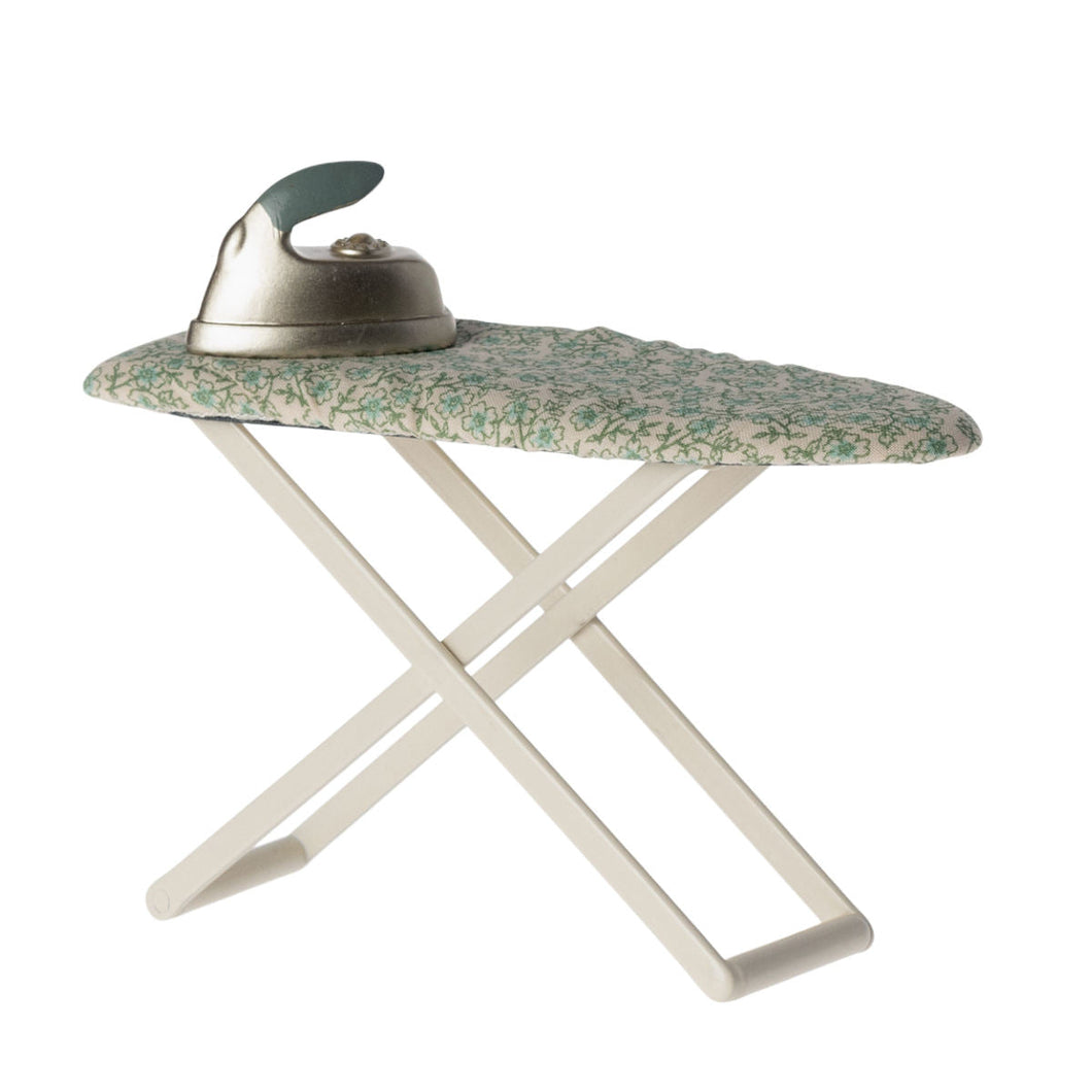 Iron and ironing board, Mouse